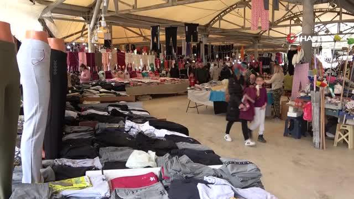 Kütahya\'da kıyafet pazarı vatandaşların akınına uğruyor