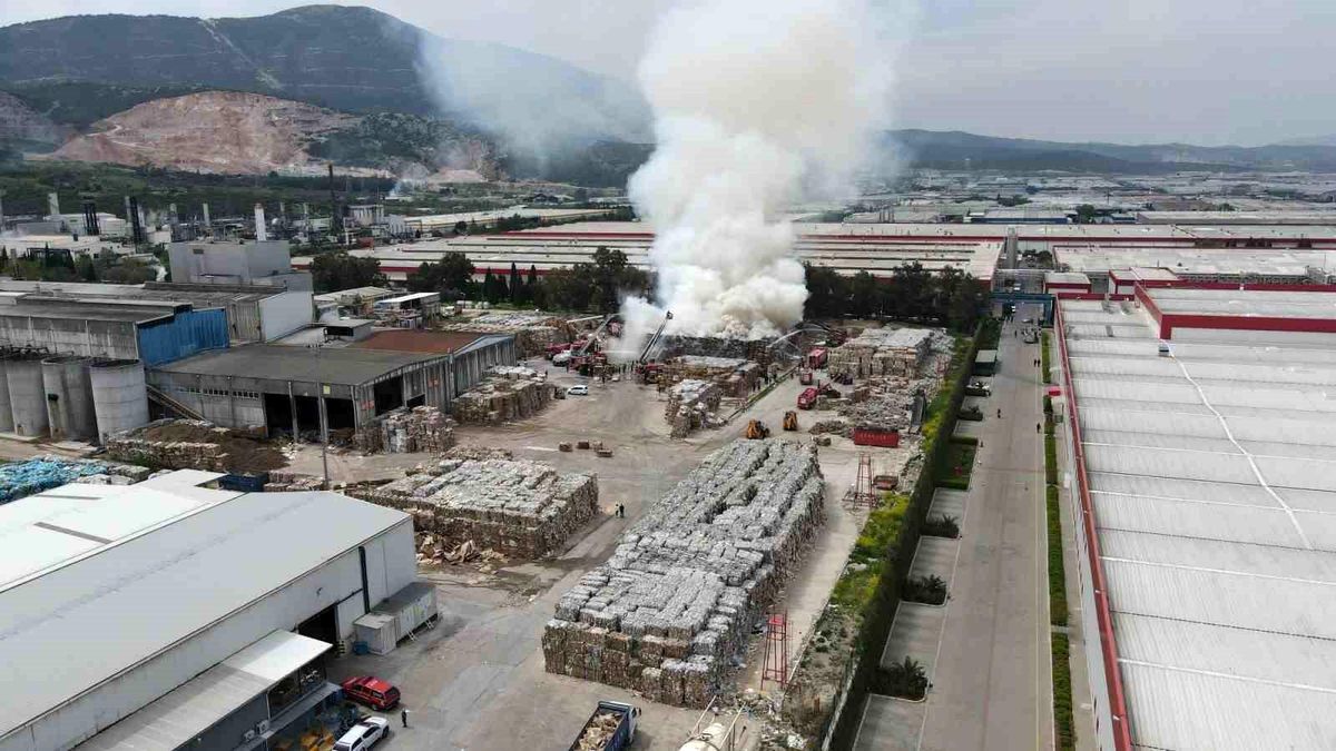 Manisa OSB\'deki kağıt fabrikasında büyük yangın