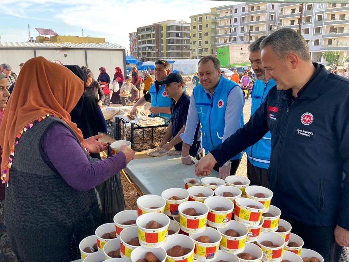 Müftü Kazancı, Kırıkhan\'da iftarda yemek dağıttı