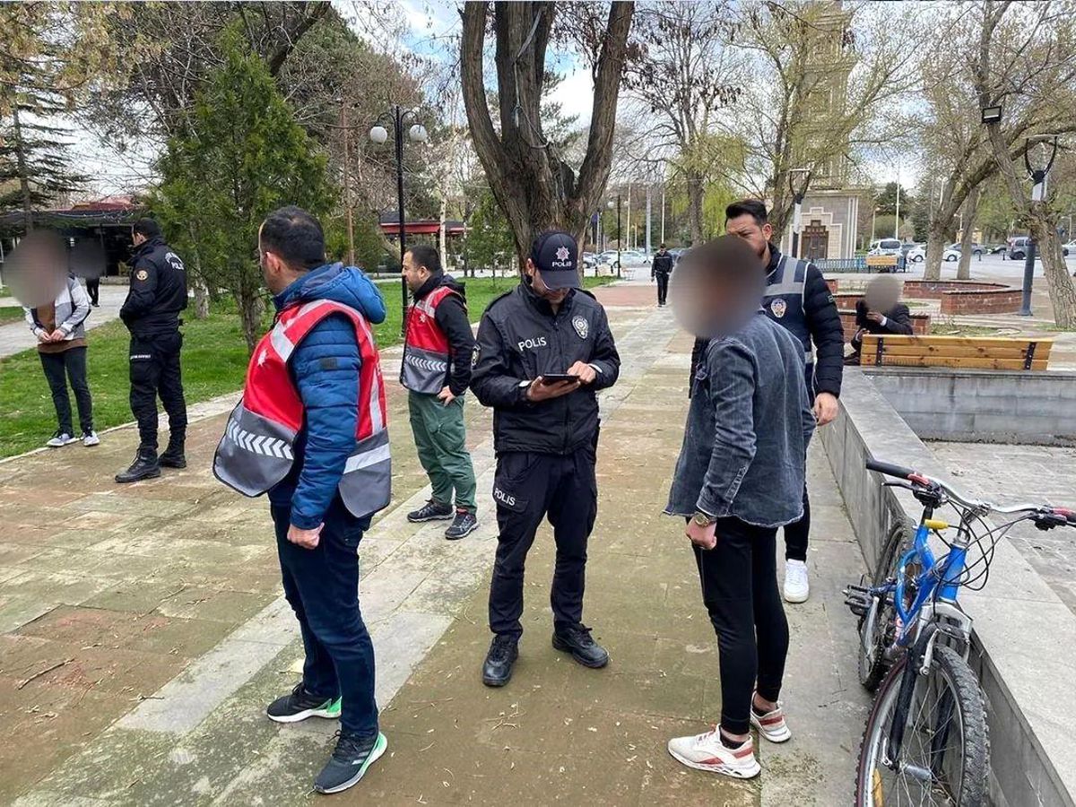 Okul önlerinde polis denetimi
