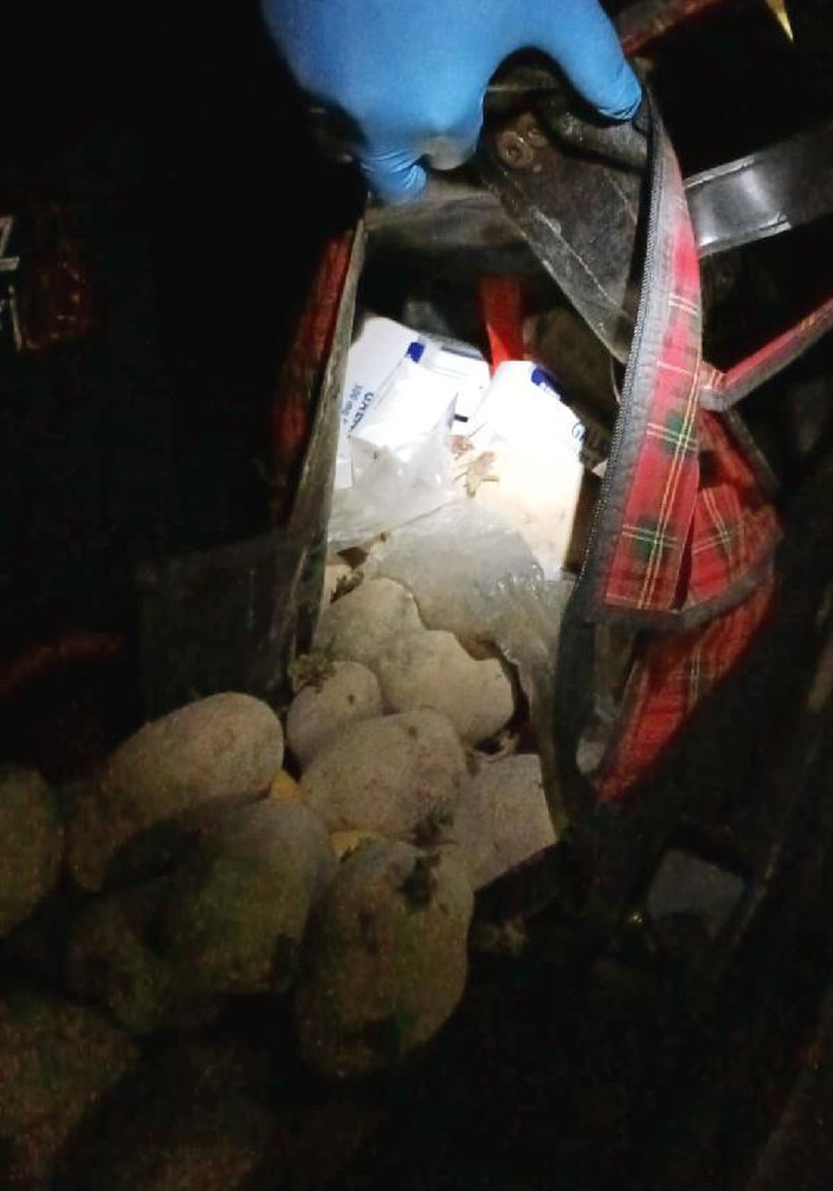 Adana\'da otomobilde uyuşturucu hap bulunmasıyla ilgili 5 kişi tutuklandı