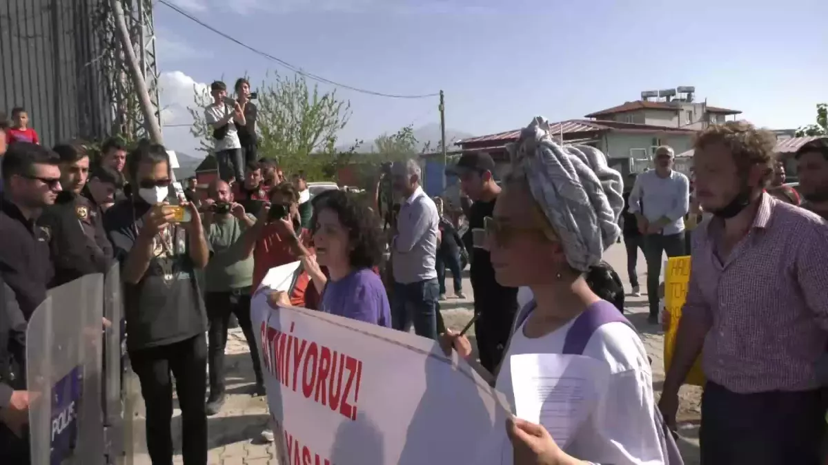 Samandağlı Depremzedeler, Molozların Yaşam Alanlarına Dökülmesini Protesto Etmek İstedi, Polis Müdahale Etti: "Enkazların Altından Çıktık Şimdi...