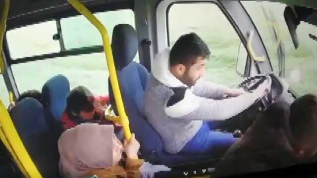 Şoför uykuya dalınca halk otobüsü tarlaya uçtu! Yolcuların ölümden döndüğü anlar araç kamerasına yansıdı Şoför uykuya dalınca halk otobüsü tarlaya uçtu! Yolcuların ölümden döndüğü anlar araç kamerasına yansıdı