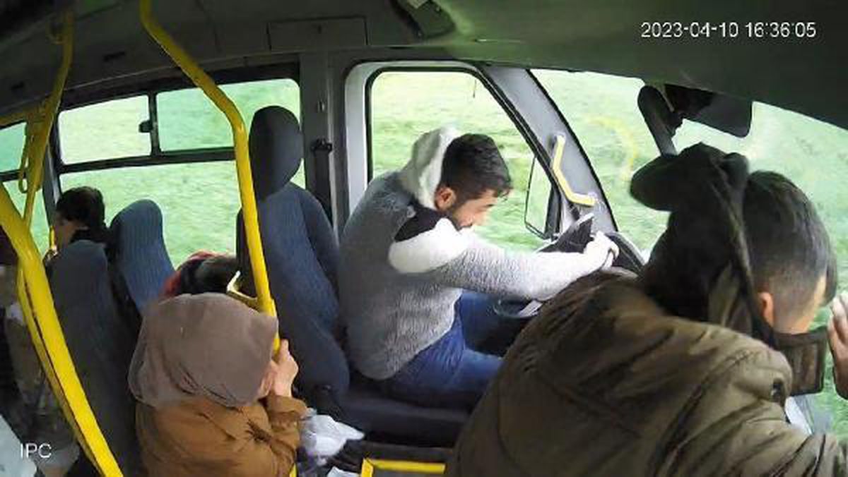 SÜRÜCÜSÜ UYUYAN OTOBÜS TARLAYA UÇTU: 4 YARALI; KAZA ANI KAMERADA