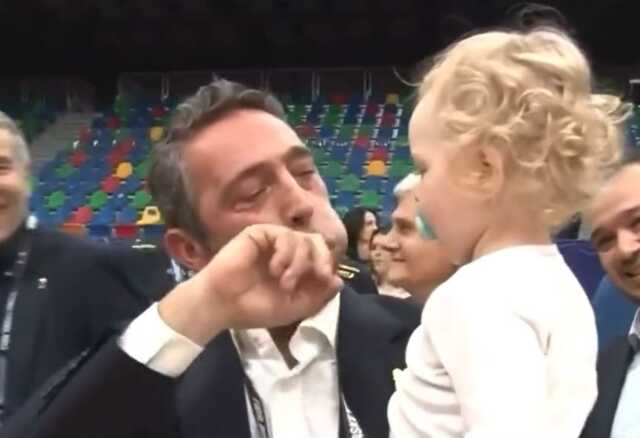 Tarihi şampiyonluk sonrası Ali Koç'un basketbolcunun çocuğunu güldürmek için yaptıkları izleyenleri gülümsetti Tarihi şampiyonluk sonrası Ali Koç'un basketbolcunun çocuğunu güldürmek için yaptıkları izleyenleri gülümsetti