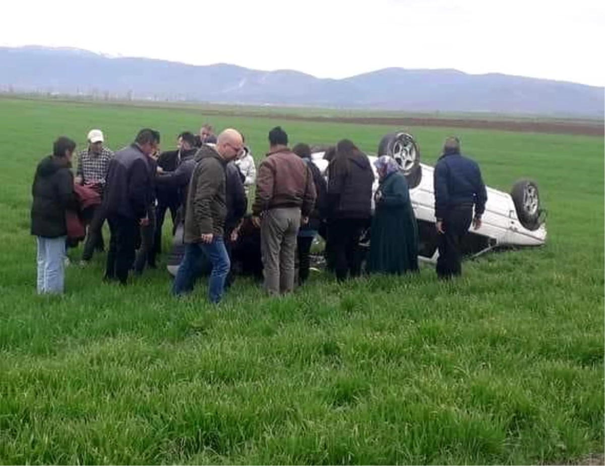 Afyonkarahisar\'da tarım arazisine devrilen otomobildeki 4 kişi yaralandı