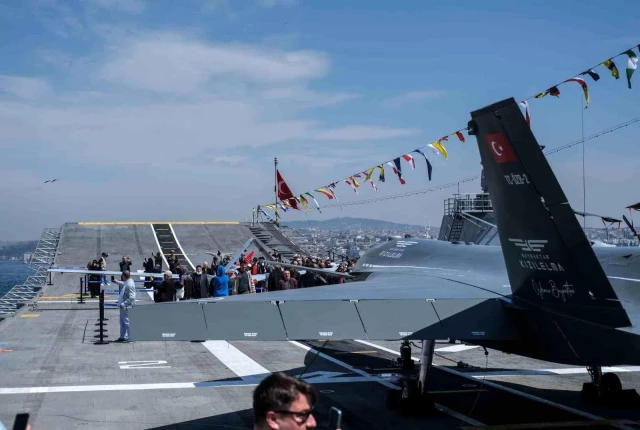 Vatandaşlar TCG Anadolu gemisindeki SİHA'lara yoğun ilgi gösterdi