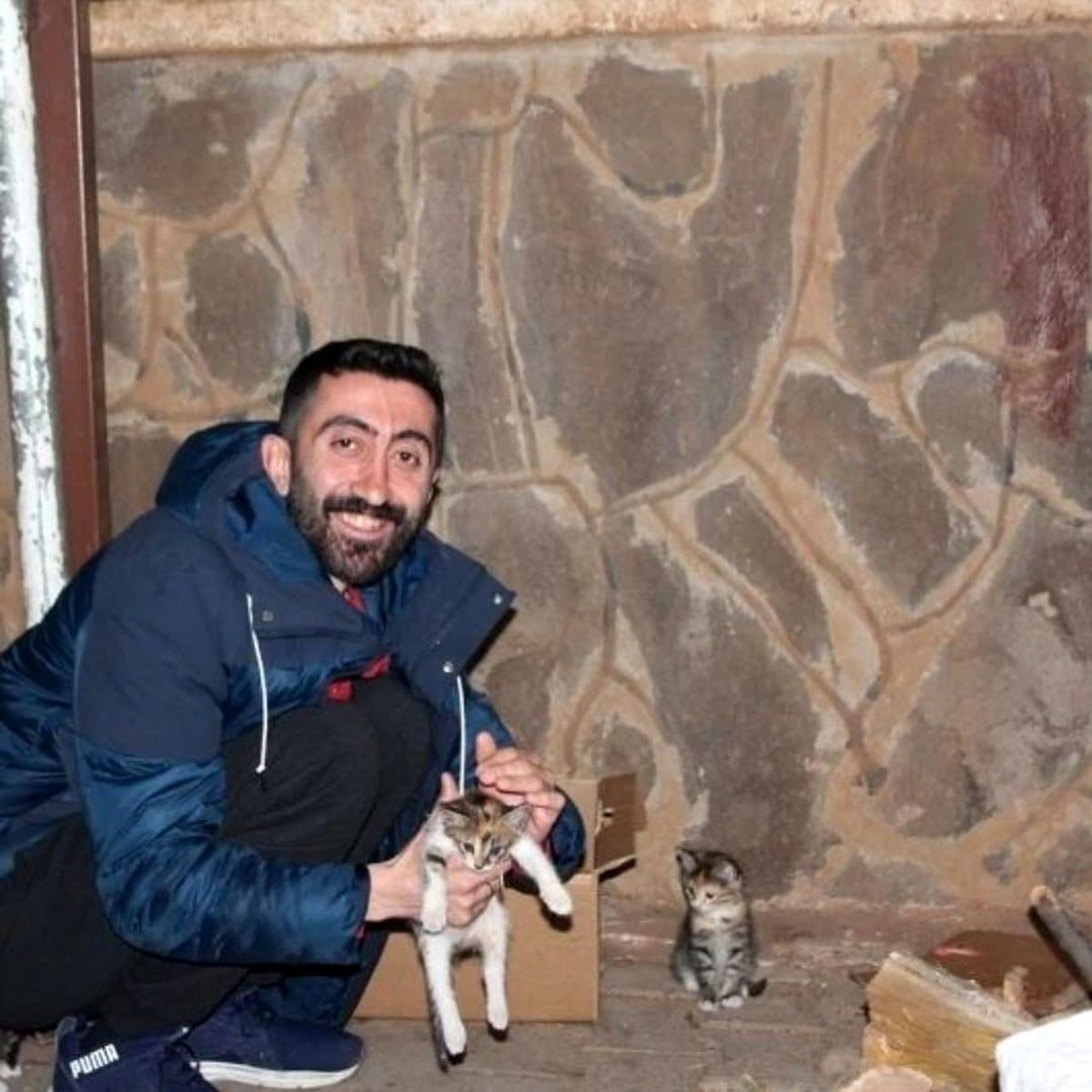 Yavru kediyi boğulmaktan kurtardı