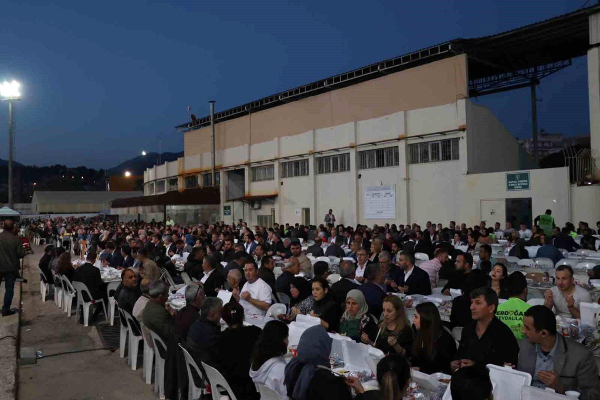 AK Parti Aydın\'da 5 bin kişilik iftar yemeği düzenledi