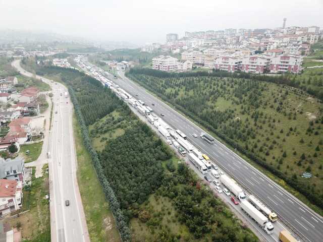 Arızalanan otomobile kamyon çarptı, TEM'de metrelerce kuyruk oluştu Arızalanan otomobile kamyon çarptı, TEM'de metrelerce kuyruk oluştu