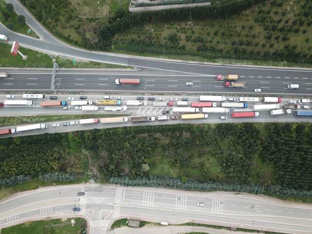 Arızalanan otomobile kamyon çarptı, TEM'de metrelerce kuyruk oluştu Arızalanan otomobile kamyon çarptı, TEM'de metrelerce kuyruk oluştu