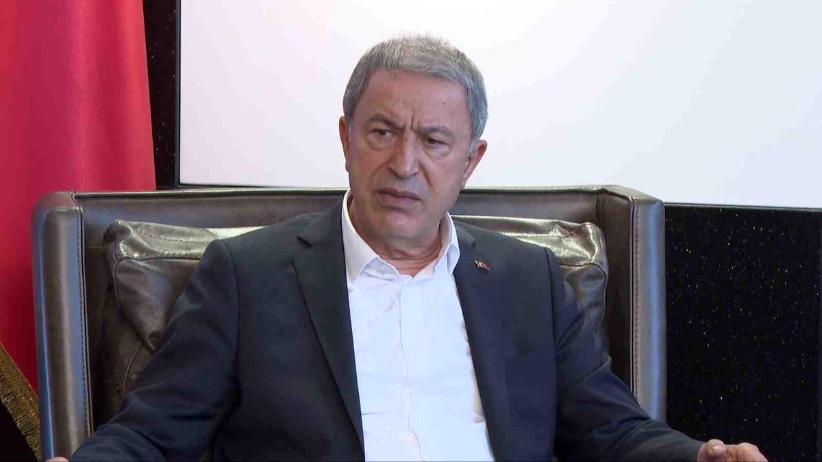 Bakan Akar: "Mehmetçik teröristlerin Zap\'taki \'kale\'sine girdi\'