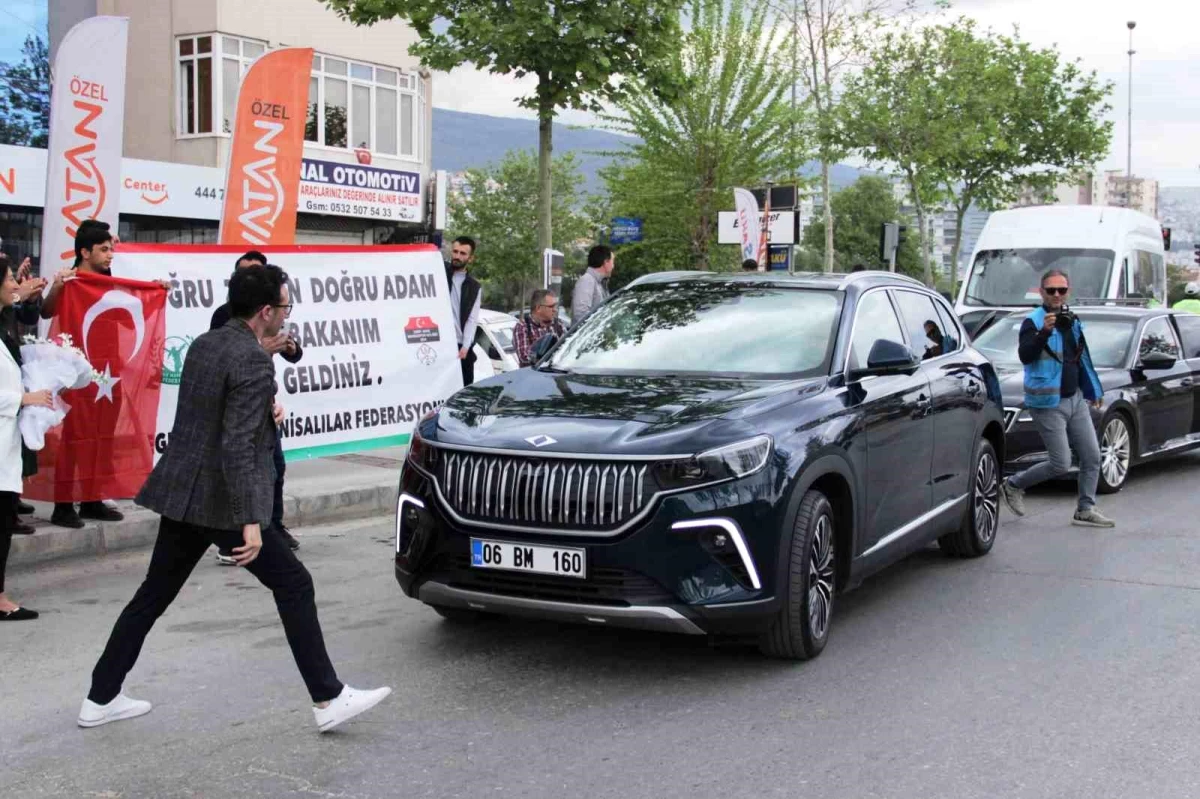 Bakan Kasapoğlu, İzmir\'de partisinin Bayraklı ilçe teşkilatını ziyaret etti