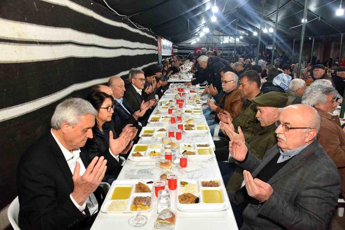 Başkan Bakkalcıoğlu Kadir Gecesi\'nde orucunu hemşehrileri ile birlikte açtı