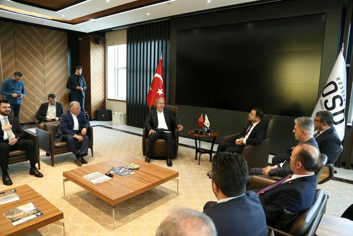 Başkan Büyükkılıç ve Bakan Akar iş dünyası temsilcileri ile buluştu
