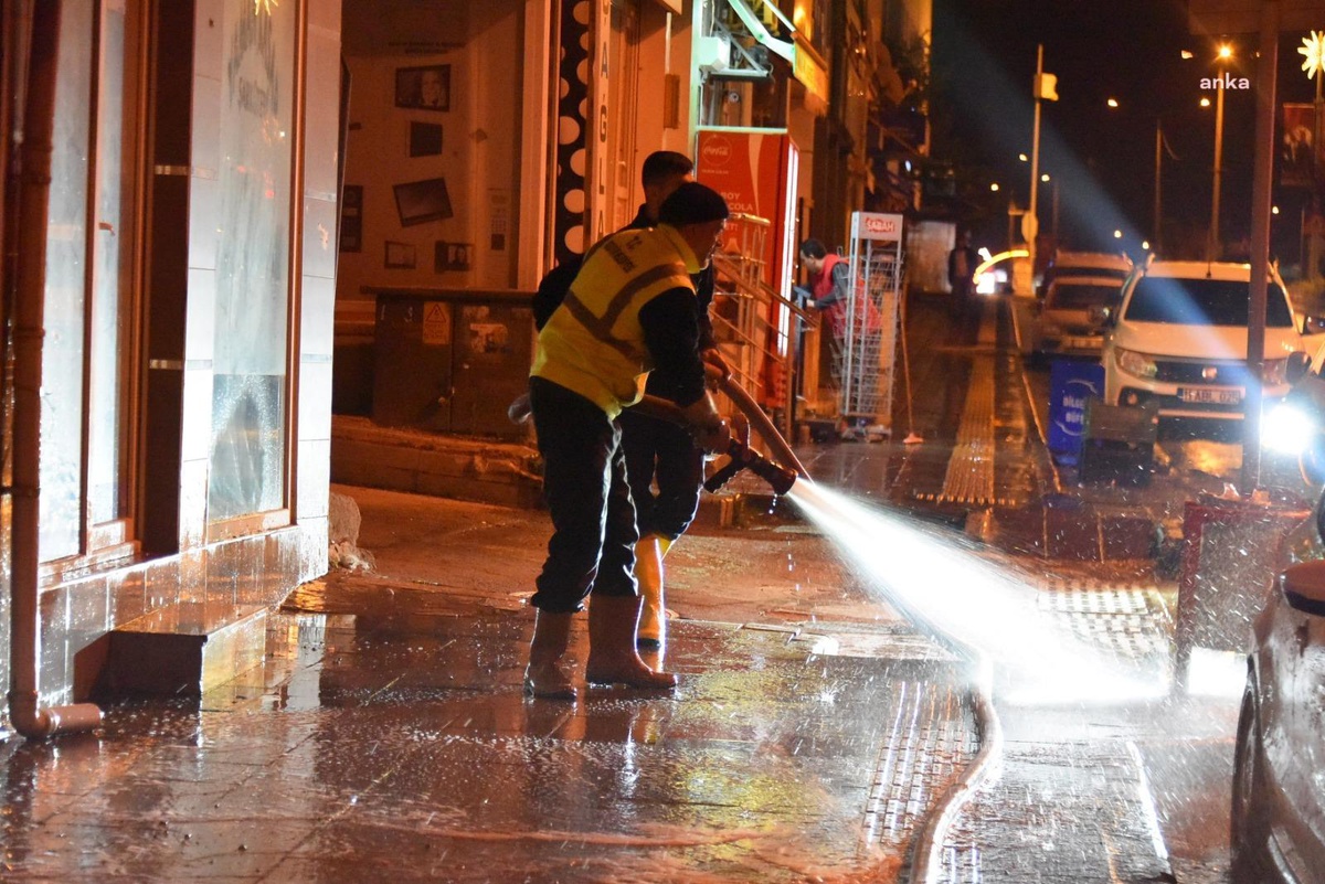 Boyüzük Belediyesi Ekiplerinden Kaldırım ve Duraklarda Bayram Temizliği