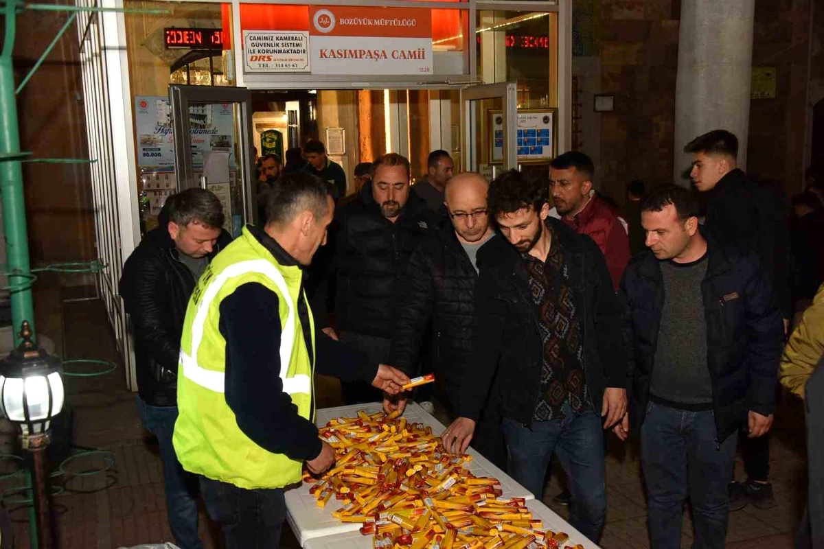 Bozüyük Belediyesi\'nden Kadir Gecesi\'nde şeker ikramı