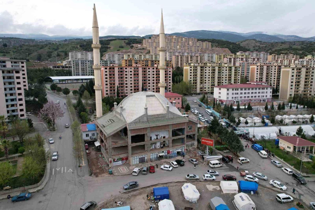 Cami hasar aldı, 3 şerefeli 46 metrelik minareler sağlam kaldı