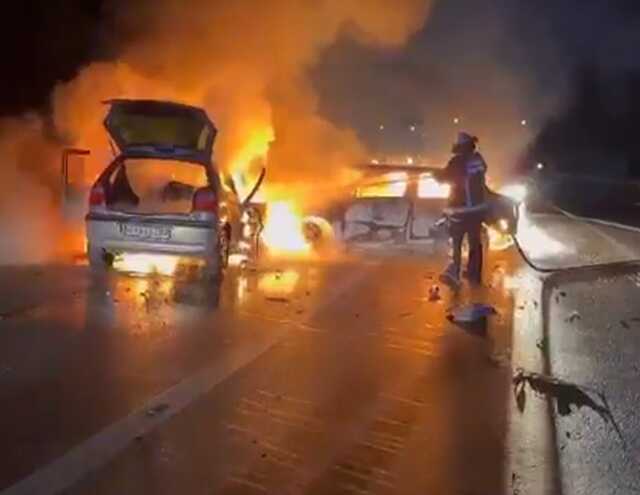 Çarpışan otomobiller cayır cayır yandı! 1 kişi öldü, 3 kişi yaralandı