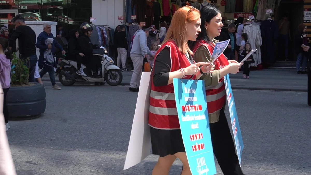 CHP Gençlik Kolları Üyeleri, \'Canlı Billboard\' Yöntemiyle Kılıçdaroğlu\'nun \'Emeklilere 15 Bin Lira Bayram İkramiyesi\' Vaadini Vatandaşlara Anlattı