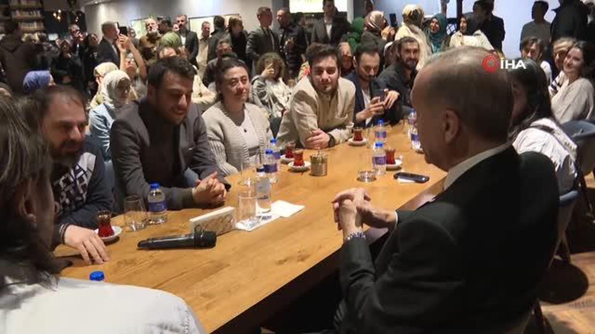 Cumhurbaşkanı Erdoğan, Üsküdar Nevmekan\'da gençlerle sohbet etti