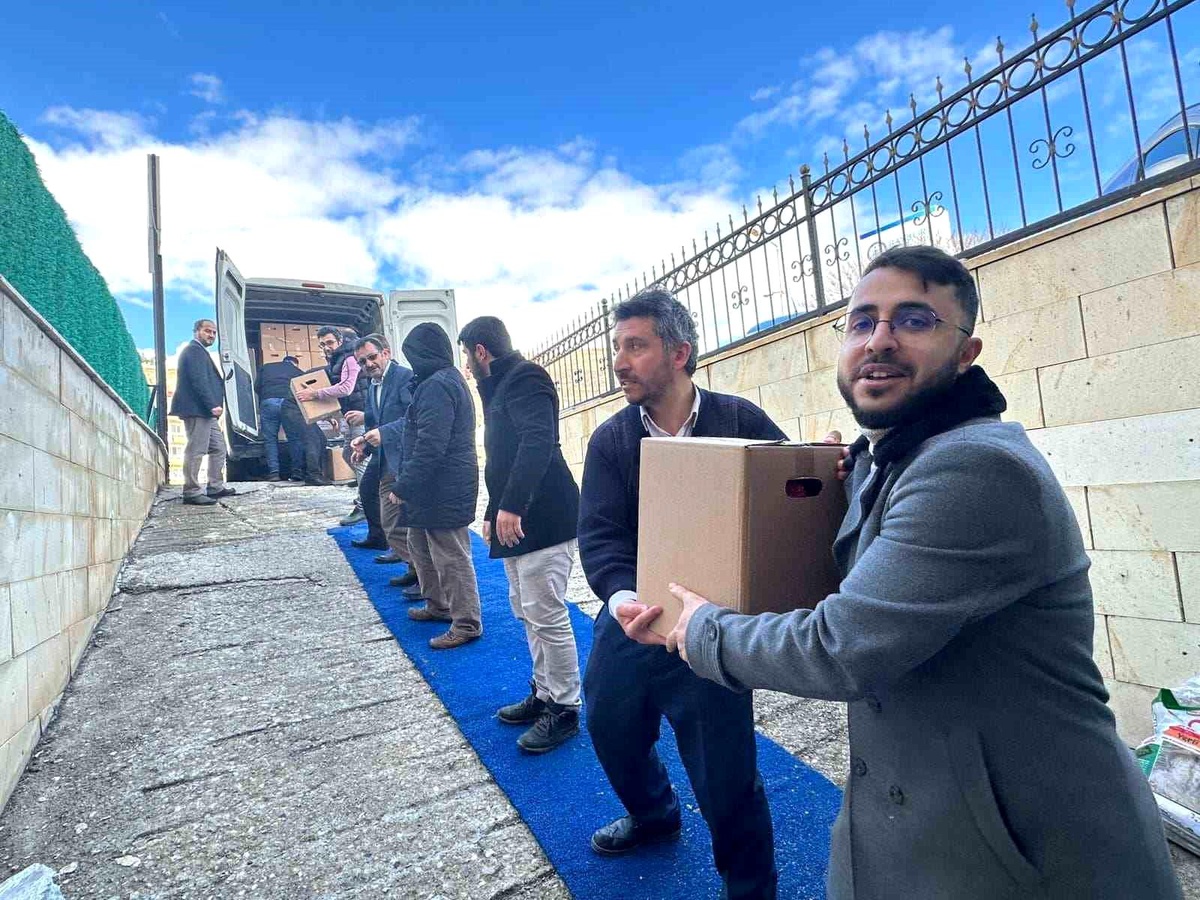 Deprem bölgesine bir tır yardım gönderildi