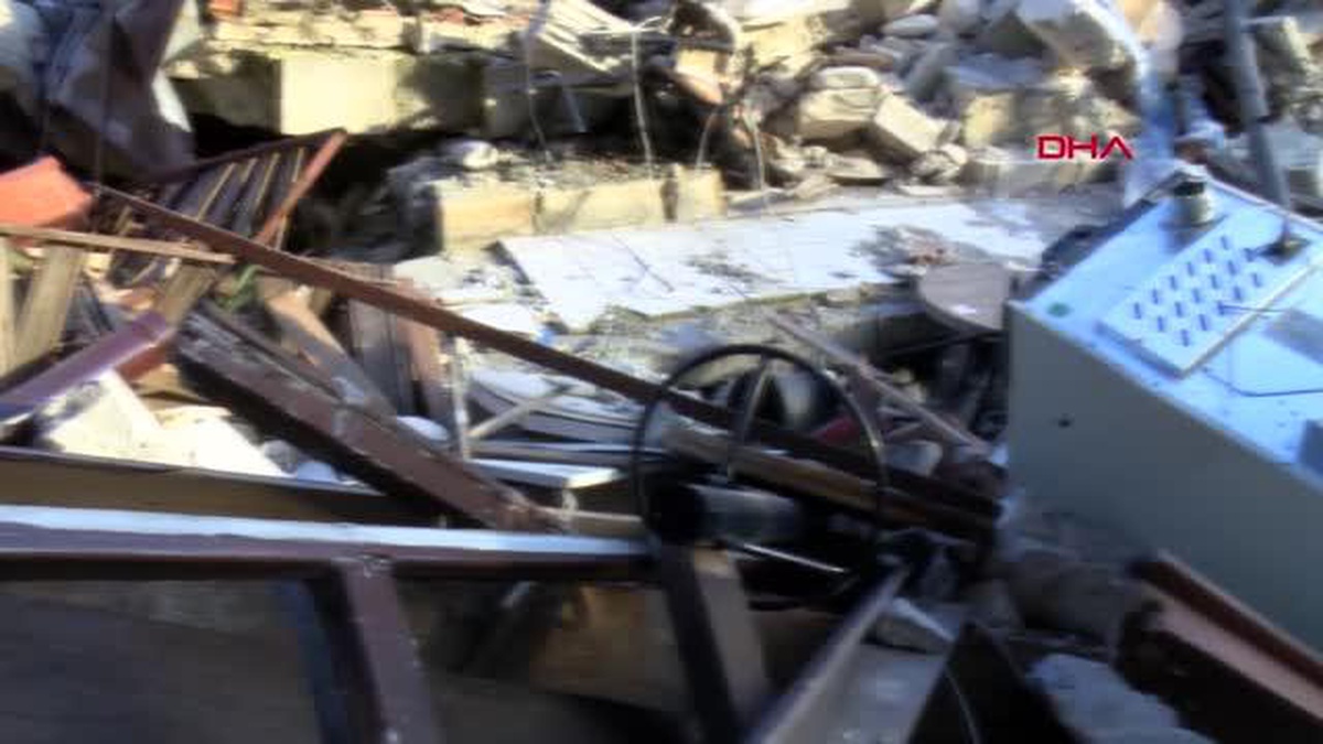 Deprem öncesi müzik yaptığı sokakta, bu kez enkaz önünde \'Hatıran Yeter\' şarkısını söyledi