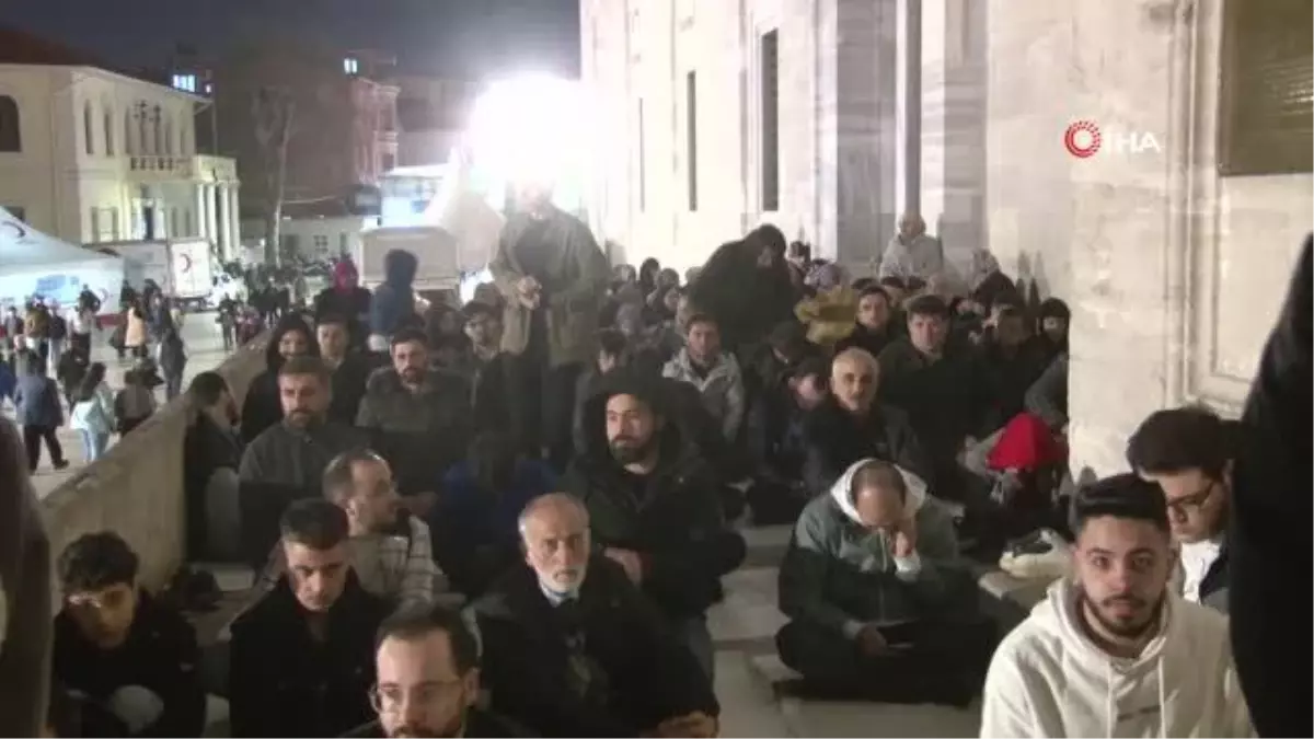 Fatih Camii\'nde Bakan Soylu\'ya yoğun ilgi