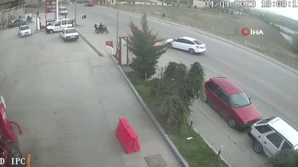 Hatalı dönüş yapan otomobil kazaya neden oldu: 2 yaralı