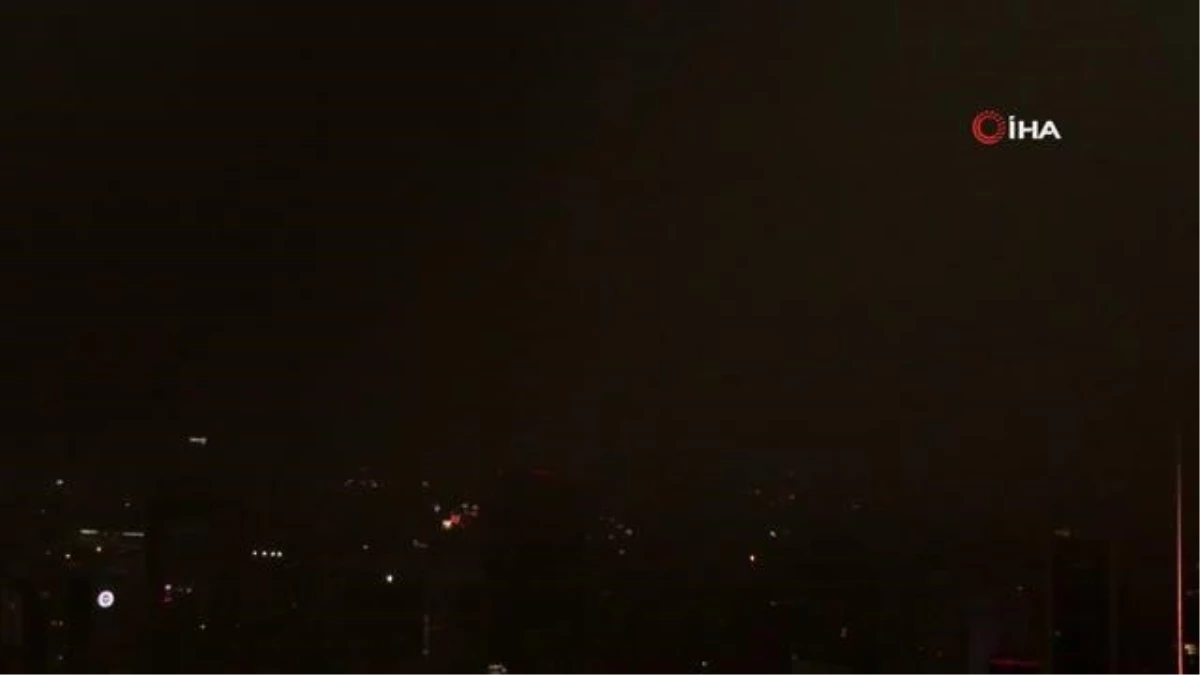 İstanbul\'u bir anda yağmur bulutları kapladı, gündüz geceye döndü