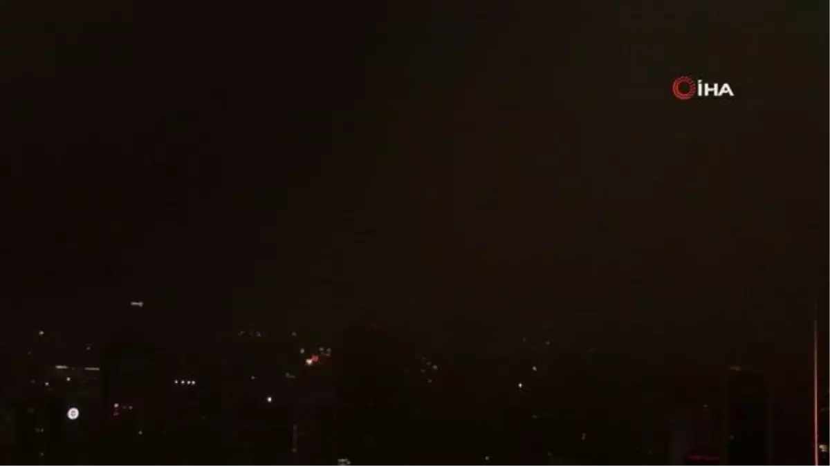 İstanbul\'u bir anda yağmur bulutları kapladı, gündüz geceye döndü