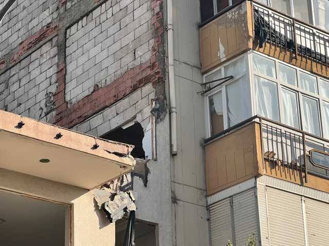 Kartal'da yıkım sırasında bitişik binadaki dairenin duvarı delindi Kartal'da yıkım sırasında bitişik binadaki dairenin duvarı delindi