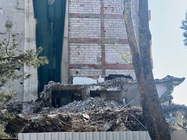 Kartal'da yıkım sırasında bitişik binadaki dairenin duvarı delindi Kartal'da yıkım sırasında bitişik binadaki dairenin duvarı delindi