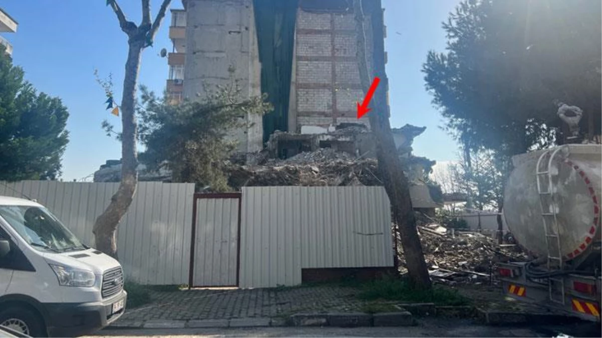 Kartal\'da yıkımı gerçekleştirilen binanın yanındaki apartmanın duvarı delindi