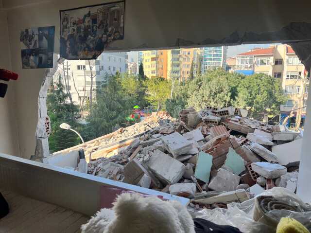 Kartal'da yıkım sırasında bitişik binadaki dairenin duvarı delindi Kartal'da yıkım sırasında bitişik binadaki dairenin duvarı delindi
