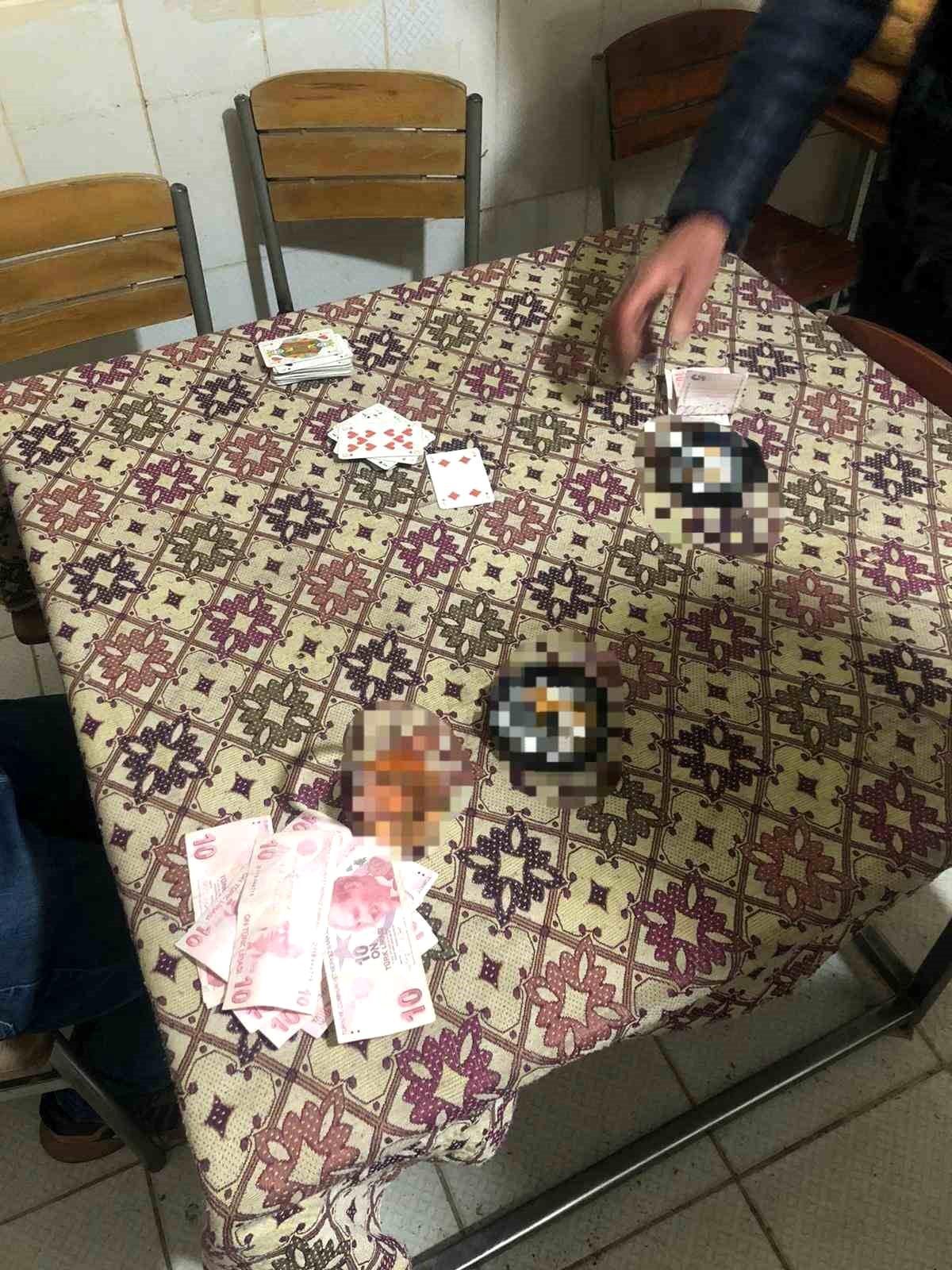 Kumar oynarken jandarma denetimine takıldılar