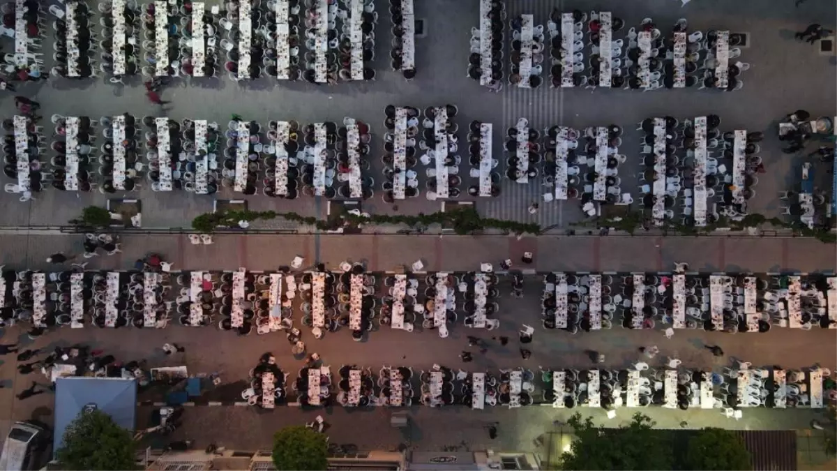 Kurtuluş Mahallesi\'nde iftar alanı yollara taştı