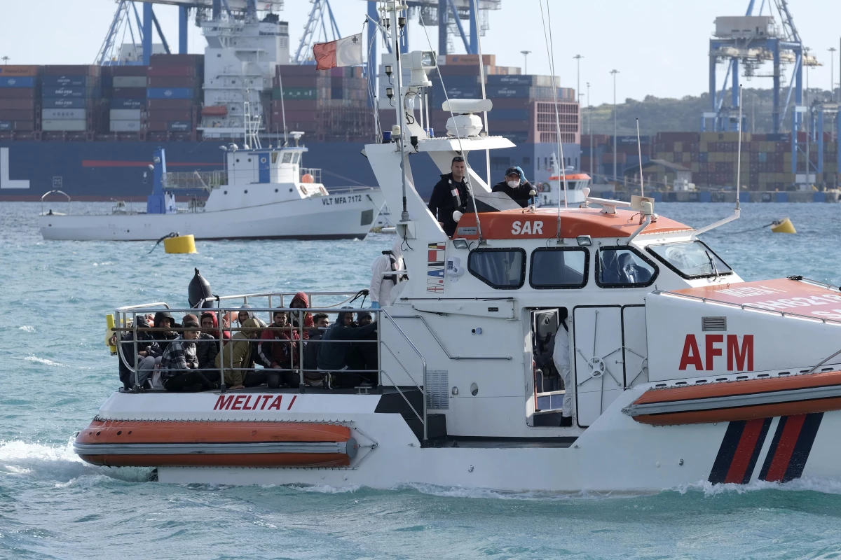 Libya\'dan Malta\'ya Geçerken Dalgalara Maruz Kalan Göçmenler Kurtarıldı