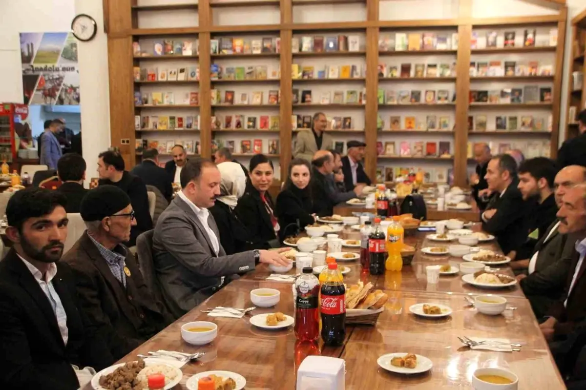 Malazgirt\'te depremzedeler, şehit aileleri ve gaziler onuruna iftar yemeği