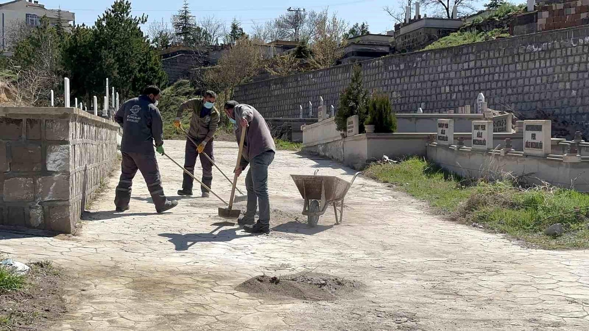 Melikgazi\'de mezarlıklar bayrama hazırlanıyor