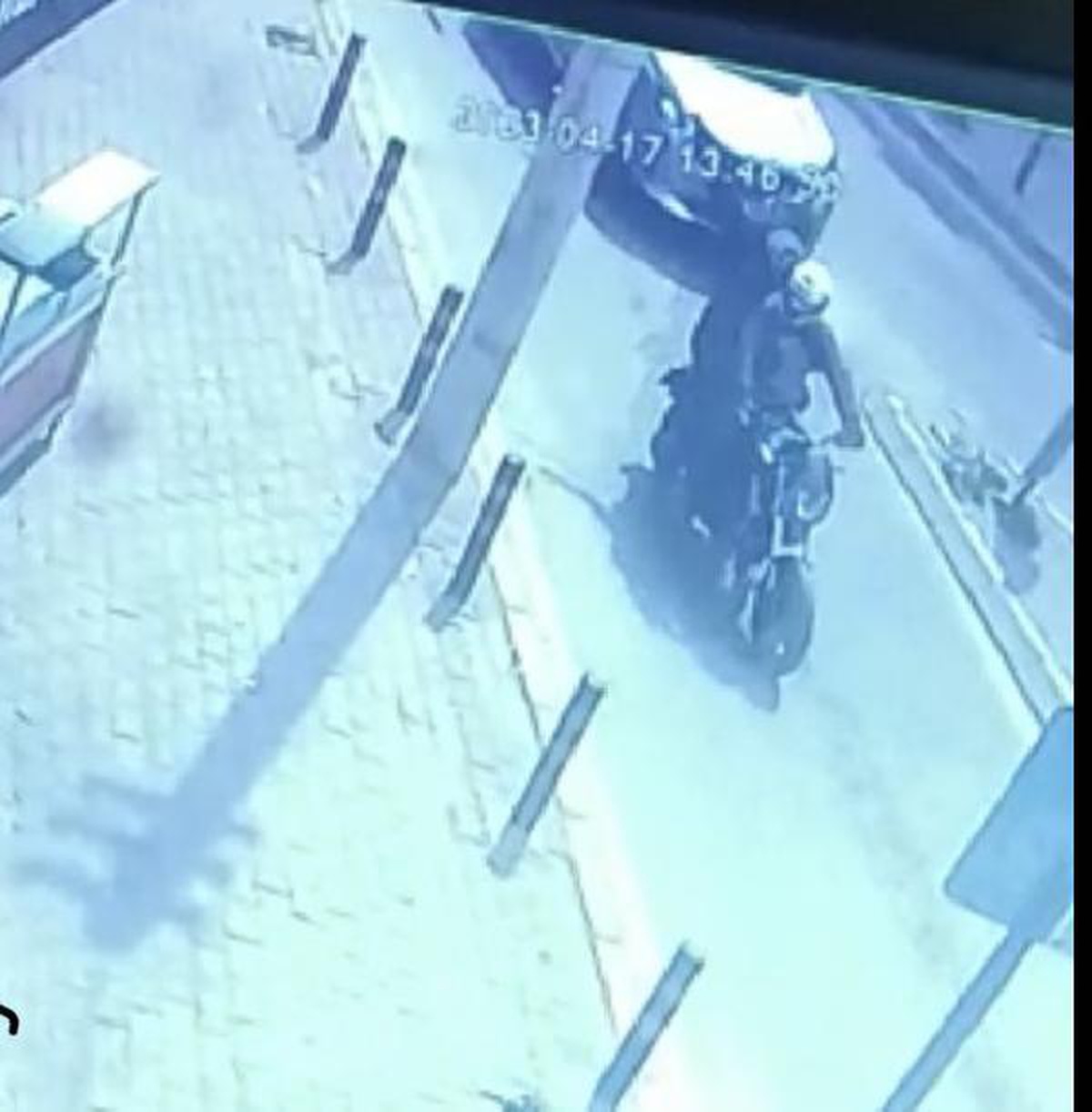 MOTOSİKLETLİ MASKELİ SALDIRGANLAR İŞYERLERİNE ATEŞ AÇTI: 3 YARALI (2)