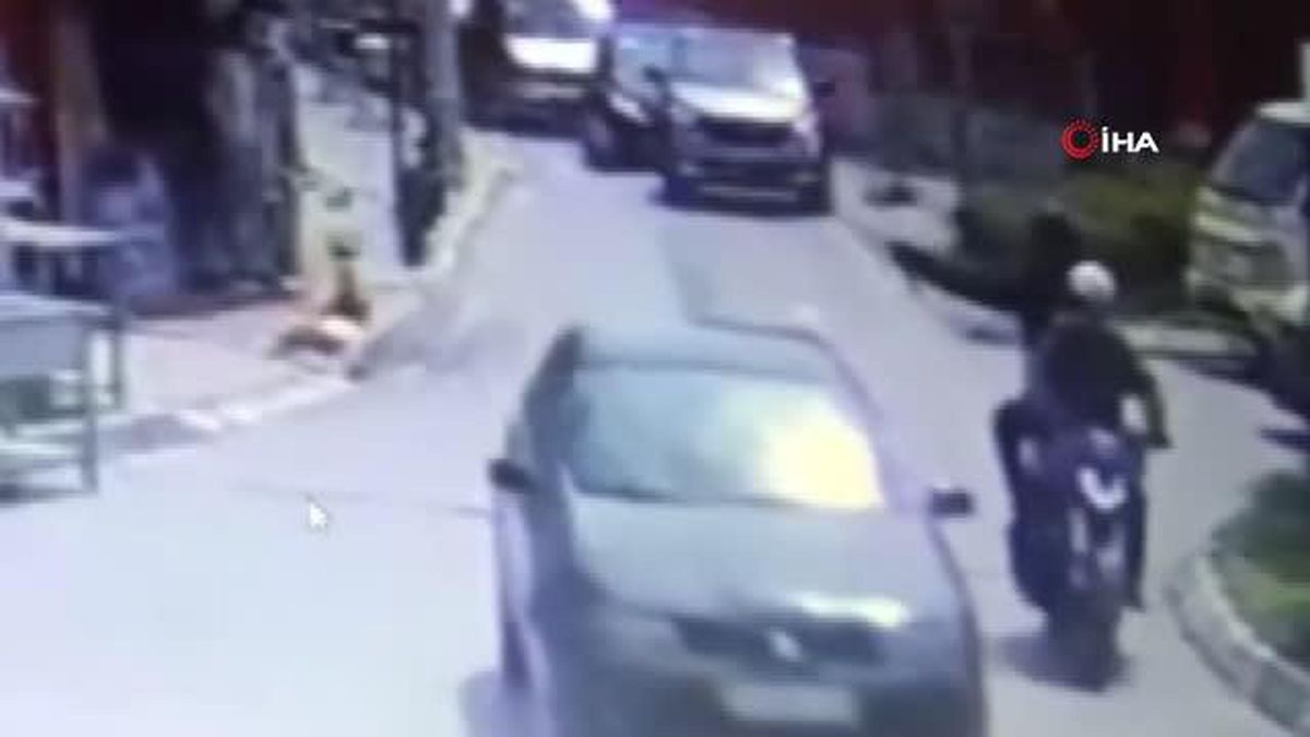 Motosikletli saldırganların 3 kişiyi yaraladığı anlar kameraya yansıdı