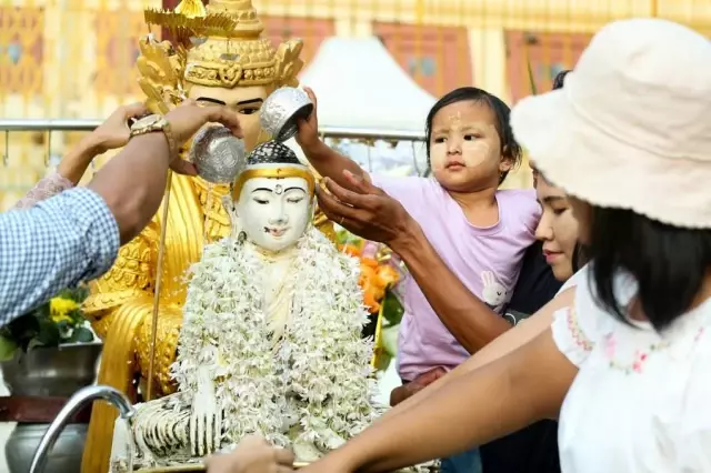 Myanmar'da Halk Yeni Yılı Kutladı