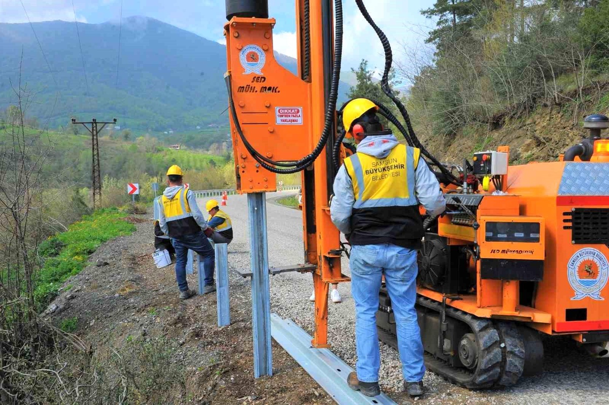 Samsun\'da tehlikeli yollara çelik oto korkuluk