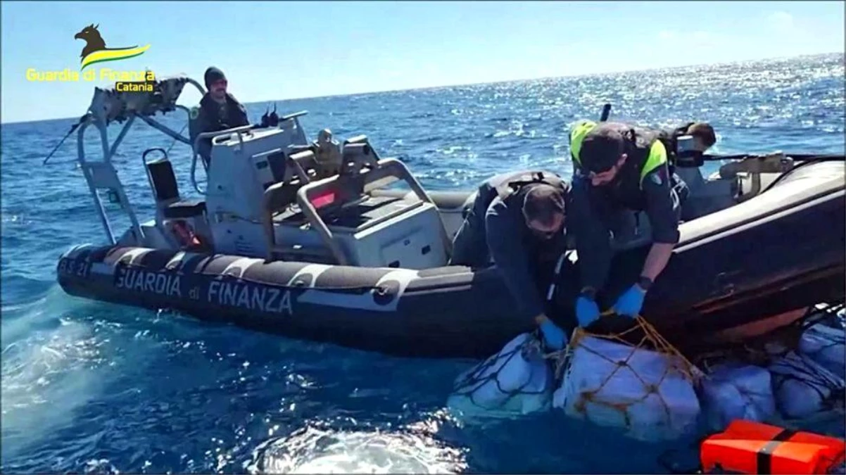 Sicilya açıklarında \'yüzer halde\' 2 ton kokain bulundu: \'Kaçakçılar için daha risksiz ve masrafsız bir yöntem\'