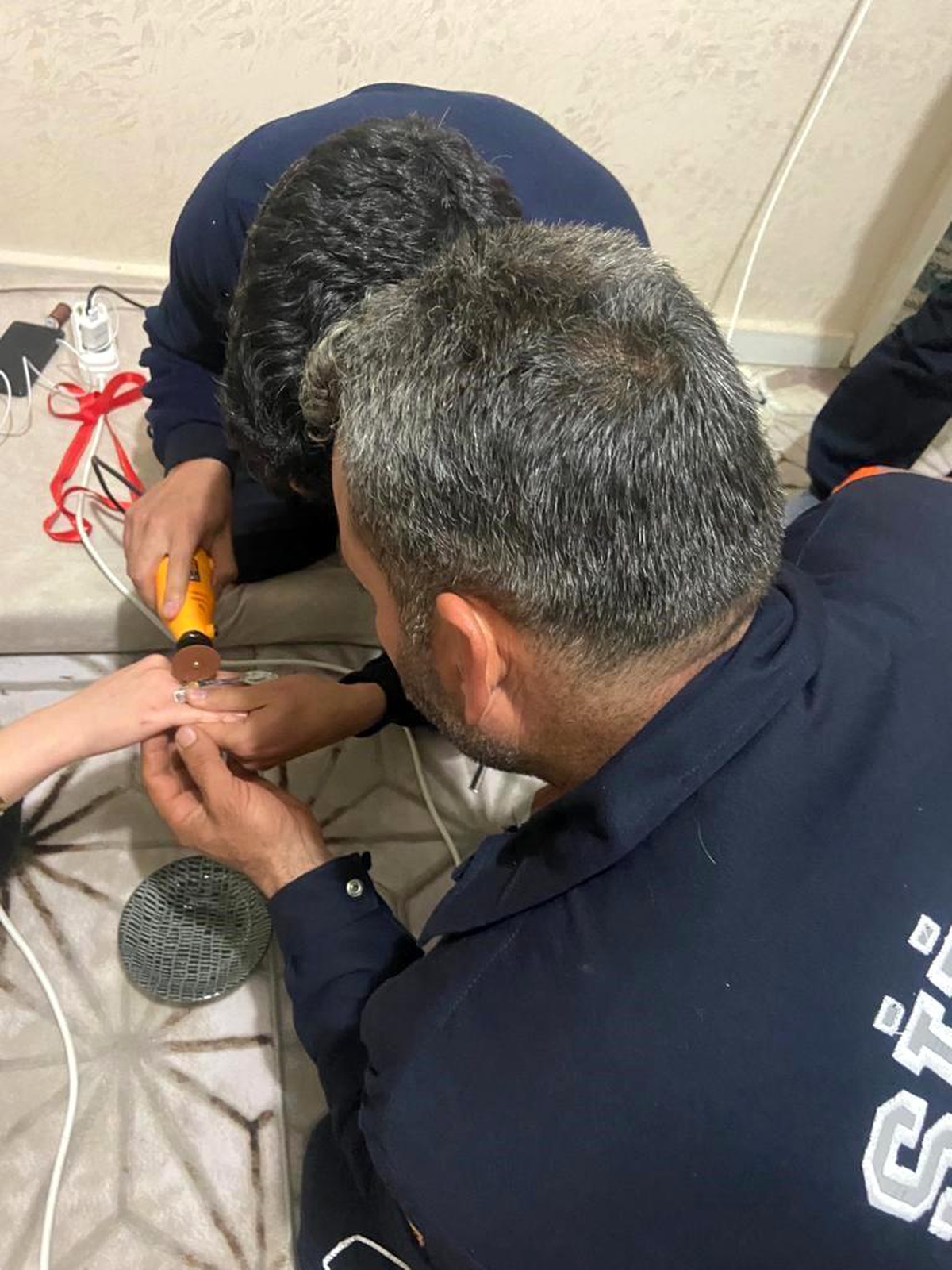 Siirt\'te genç kadının parmağına sıkışan yüzük itfaiye ekiplerince çıkarıldı