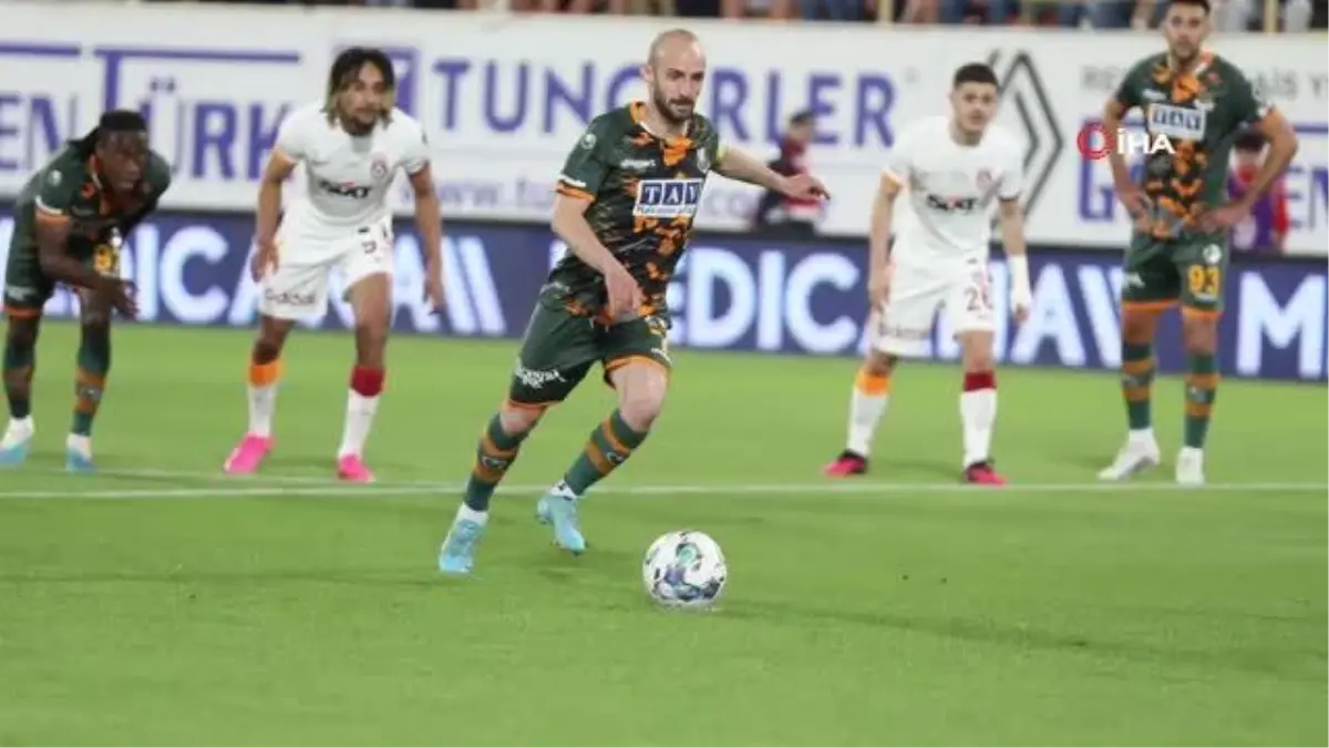 Spor Toto Süper Lig: Alanyaspor: 1 - Galatasaray: 2 (İlk yarı)