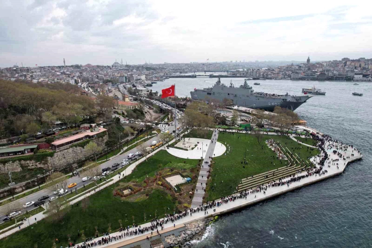 TCG Anadolu gemisini görmek isteyen vatandaşlar 2 km kuyruk oluşturdu