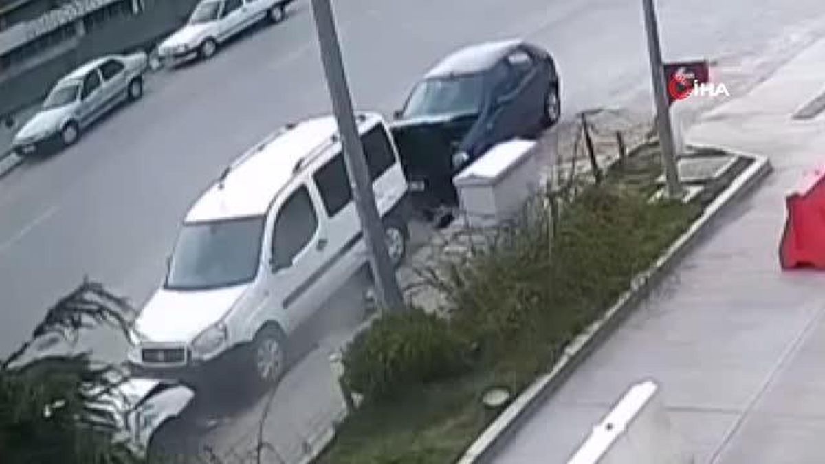 Ticari taksinin çarpmasıyla iki araç arasında böyle sıkıştılar