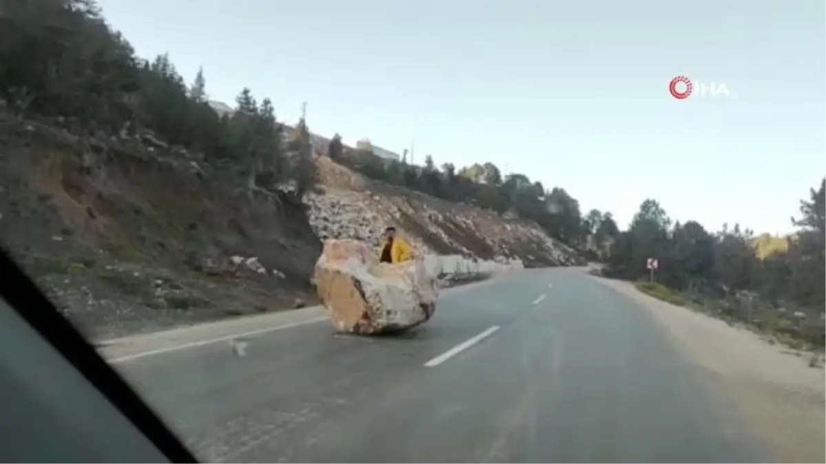 Tonlarca ağırlığındaki kaya yola yuvarlandı